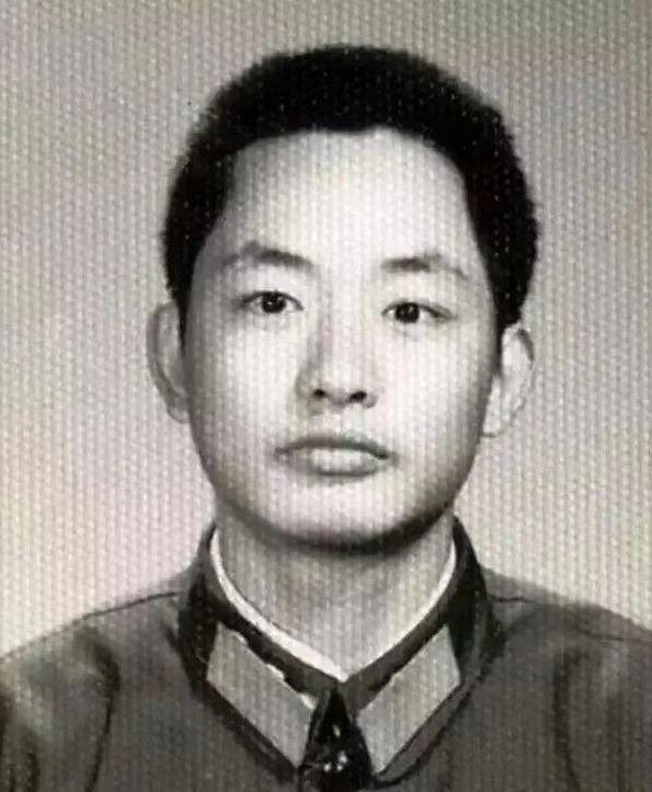 “缴枪不杀！”1984年，我军一个排长在山中巡逻时，迎面走来三个解放军战士热情的