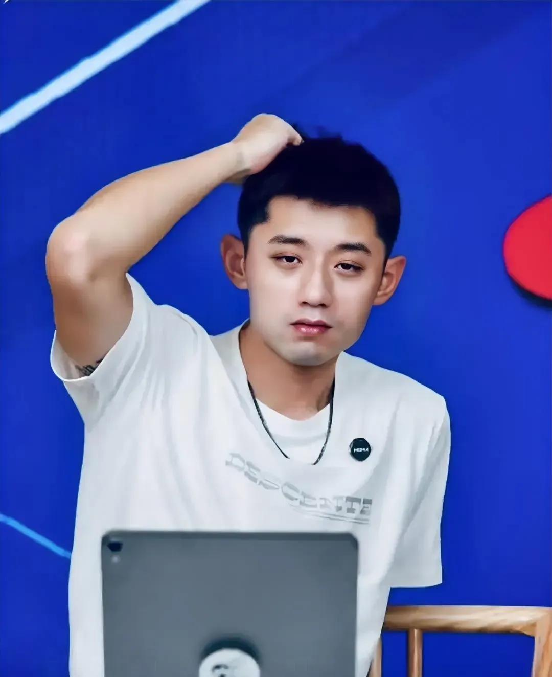 张继科低谷期没出国赚钱反而搞比赛，这事让我有点感慨
前两天刷到张继科的新消息，说