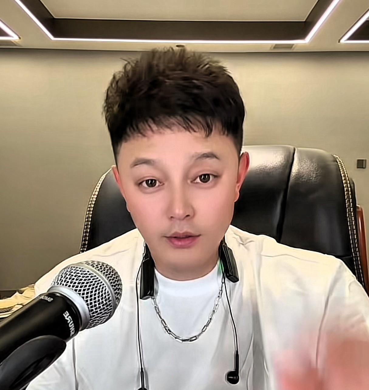 我一直挺奇怪这刘一飞到底是干嘛的？
他怎么知道那么多娱乐圈的事呢？
是有人专门给