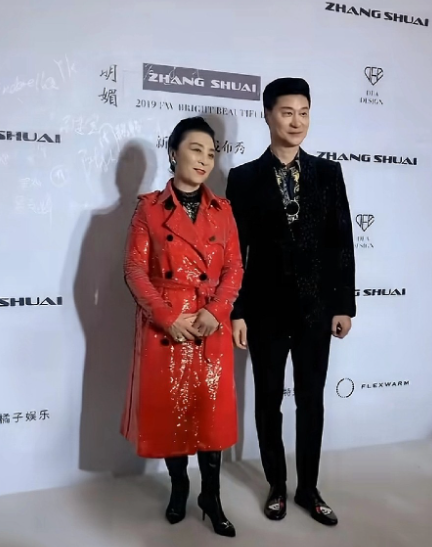 冰冰爸爸这个眼神，真的聚光，不发财都难，女儿真会长