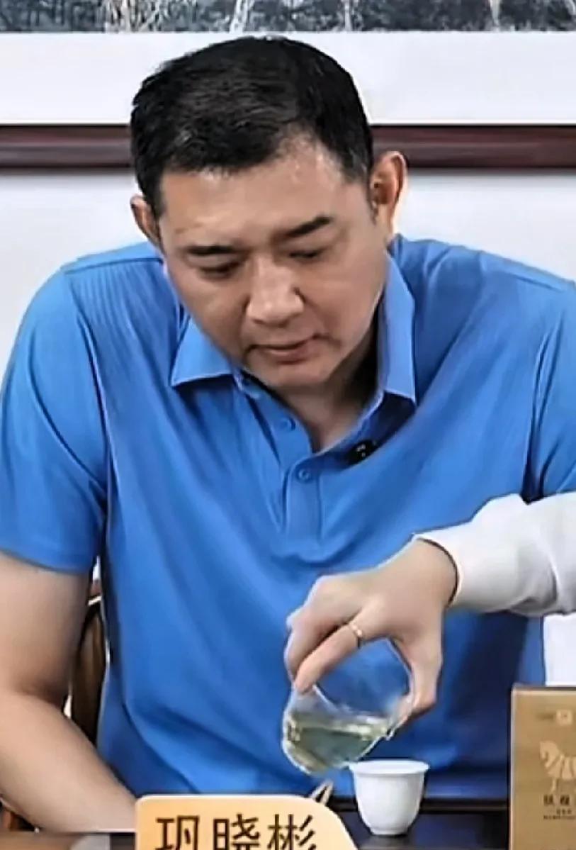 男篮名宿巩晓彬点评男篮，重点夸奖两位小将，不是徐杰和胡明轩，也没提张镇麟和周琦，