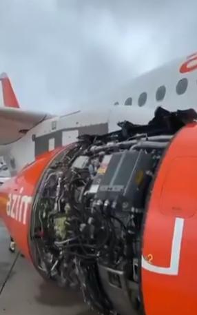 【俄罗斯航空一架超级喷气式飞机在空中失去了发动机罩】阿兹穆斯航空一架从莫斯科飞往