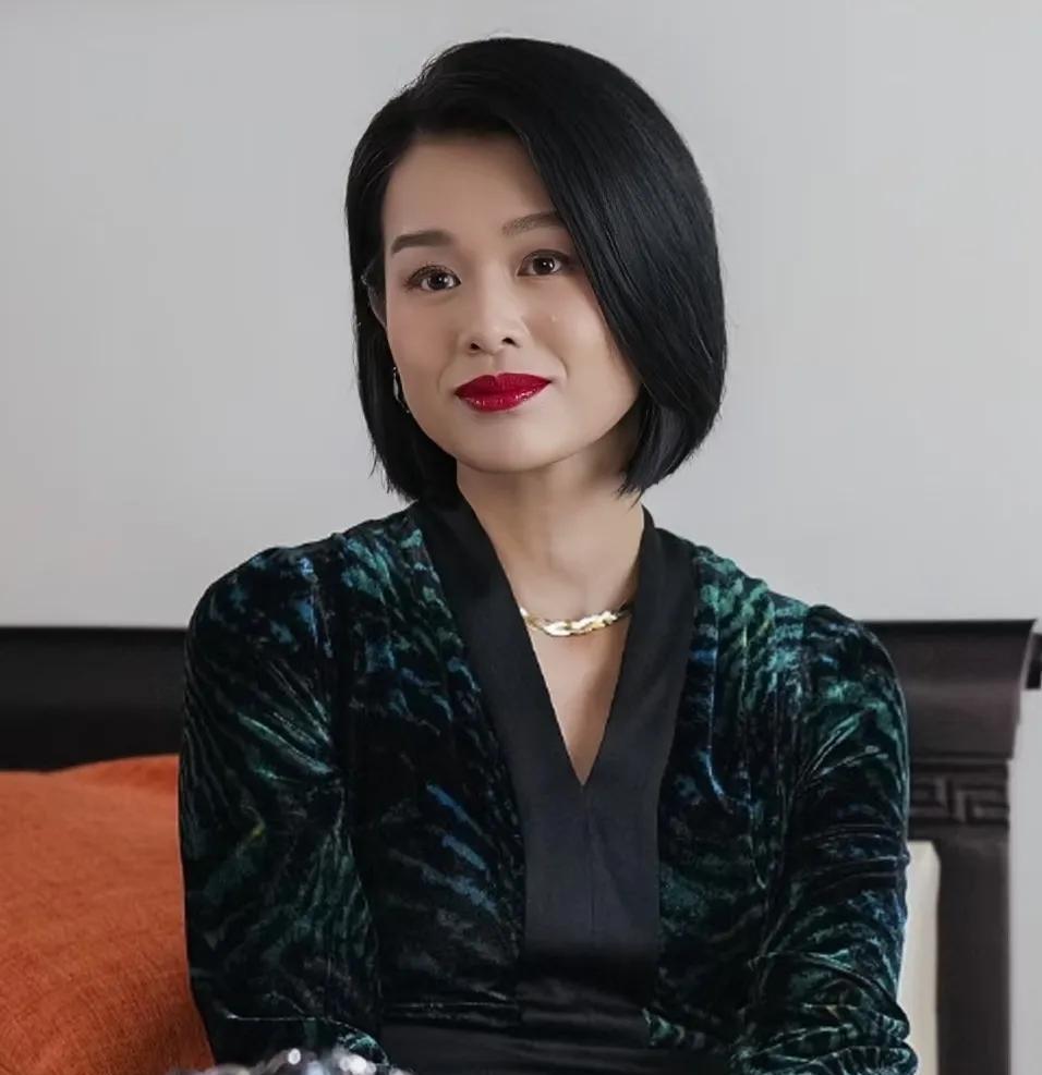 比雪姨更狠的女人出现了，
那就是《蛮好的人生》里的邱丽苏！
跟她比，雪姨简直被虐