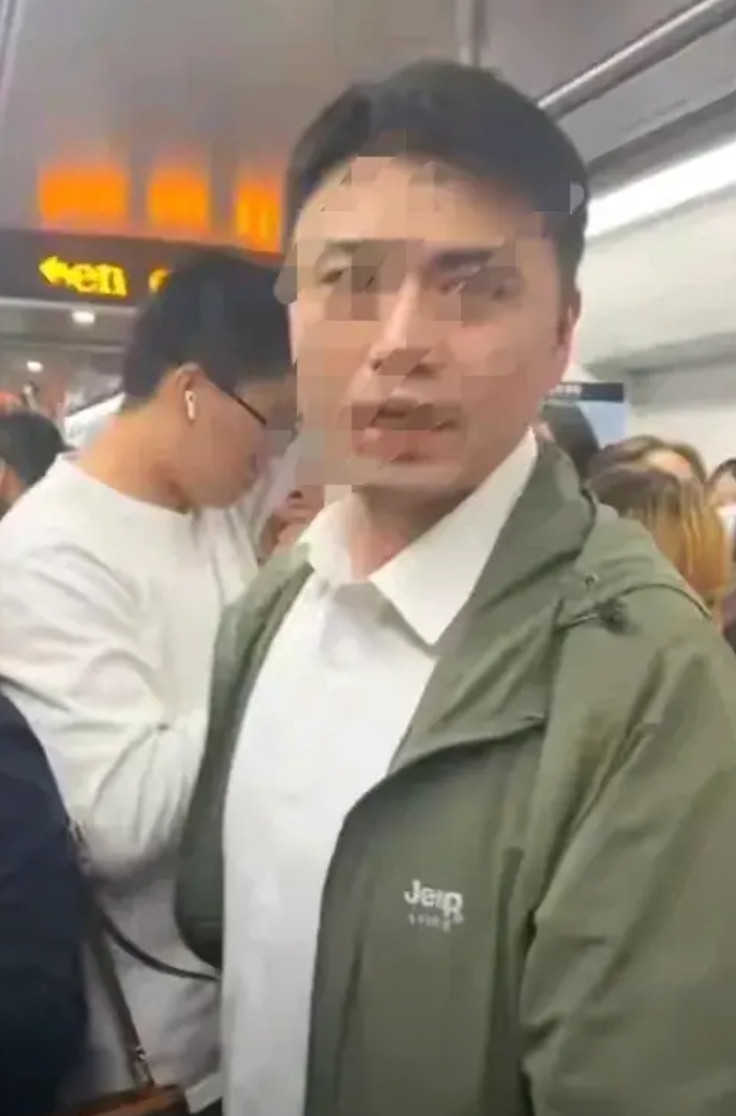 上海地铁事件火了，帅哥为自己行为付出的代价，不仅是行拘，41岁的年龄，家庭上有老