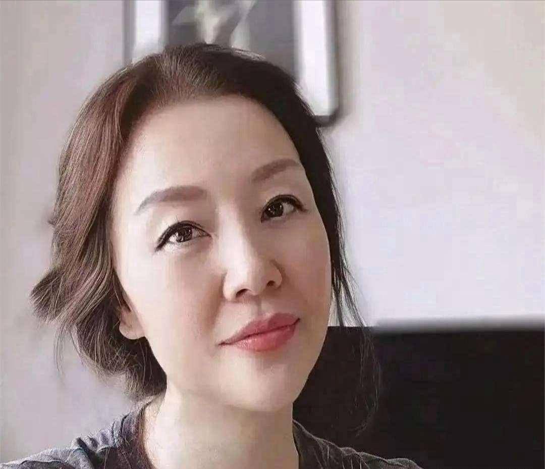 河南一位女老板领着男经理出差，担心公司里传出闲言碎语，便把同部门的女经理也带上了