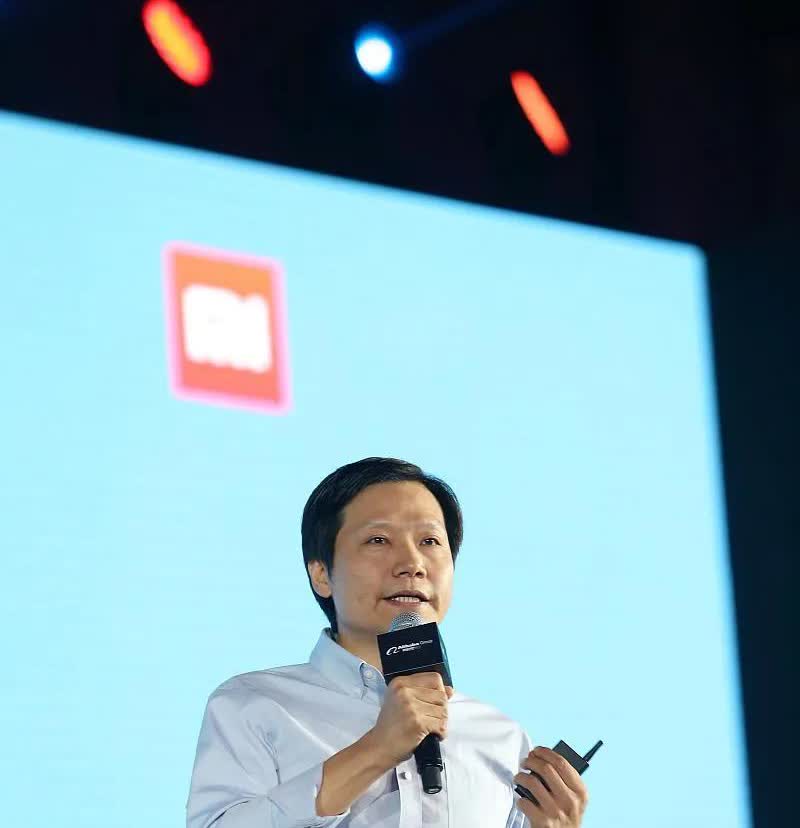 当小米汽车财报显示每交付一辆SU7亏损4.53万元时，资本市场却用股价347%的