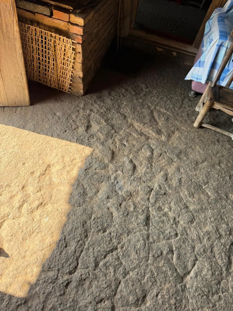 老家的大厅地面是这样的， 不多见了