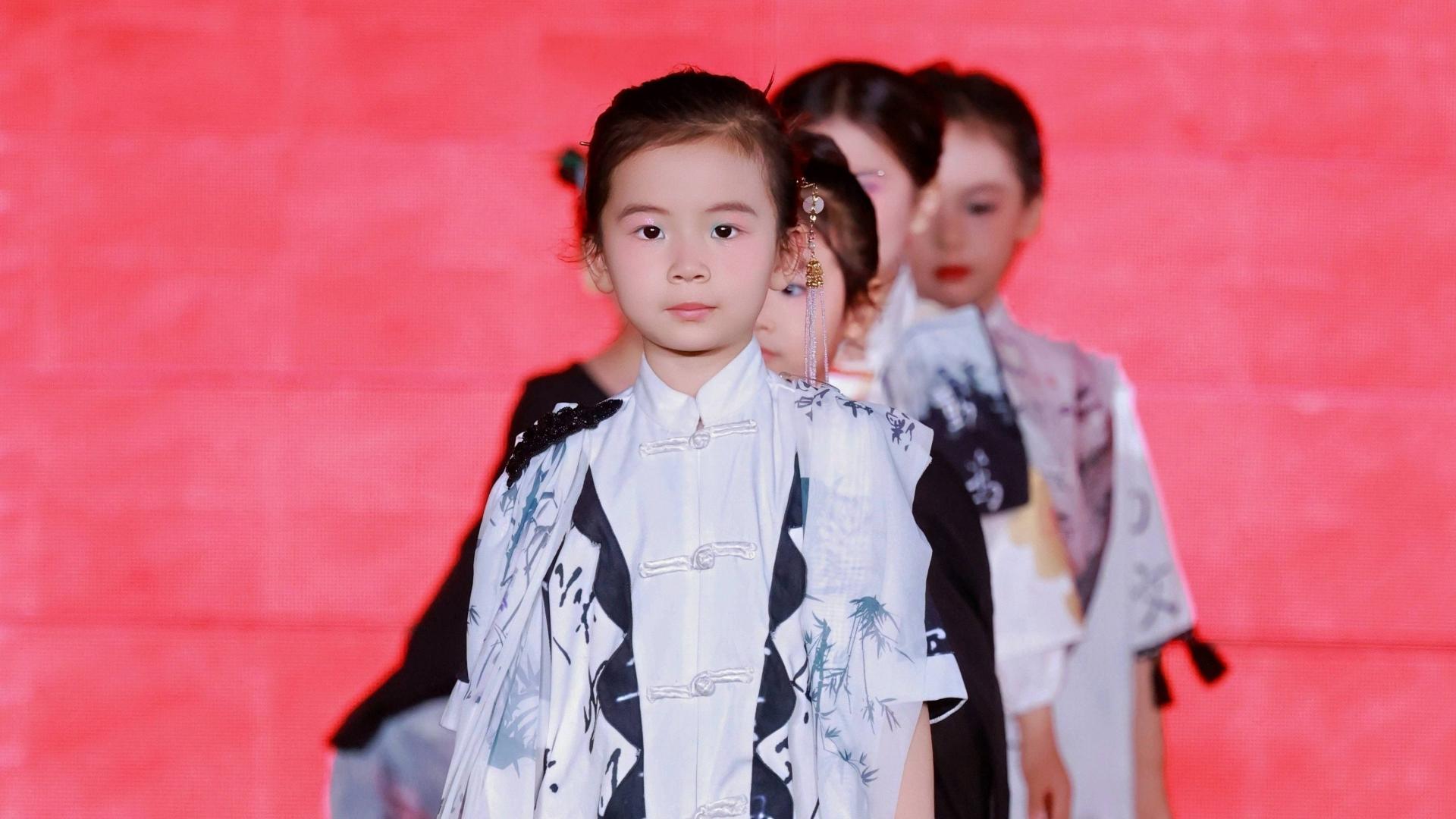 国潮少年滕王阁逐梦：小模特金也行“英雄笔·百童大秀”书写文化新章