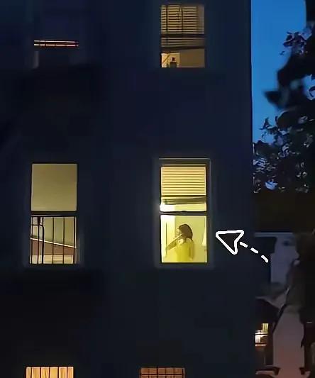 炎炎夏日，骄阳似火，千万要注意保护自己，否则隐私外泄就得不偿失了，美女，难道你家