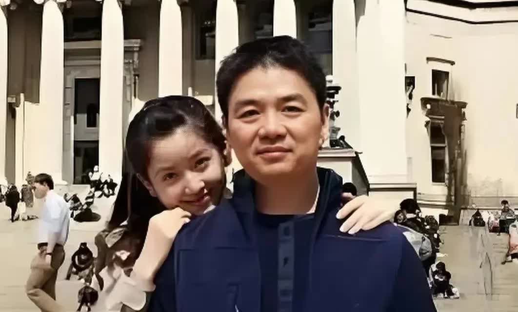 十年光阴，章泽天与刘强东的变化堪称惊艳！当年22岁清纯的她与41岁霸道总裁范的他