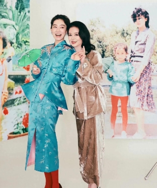 她在社交平台分享了自己和妈妈拍摄的母女大片，照片中张小斐穿着蓝色的新中式套裙，明