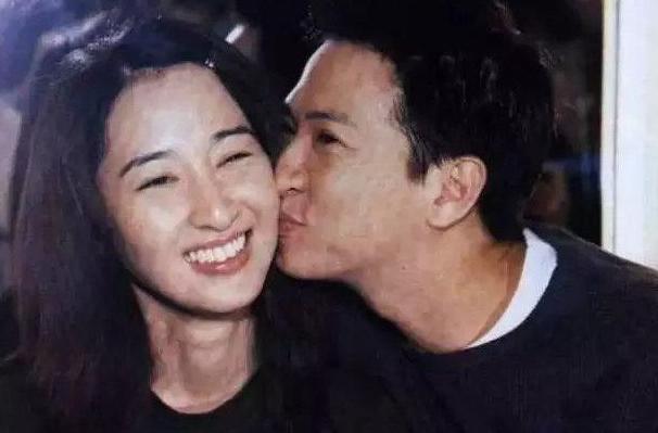 1993年，张家辉在女友关咏荷的别墅洗了个澡后，出来就提分手：“我住的房子都没有