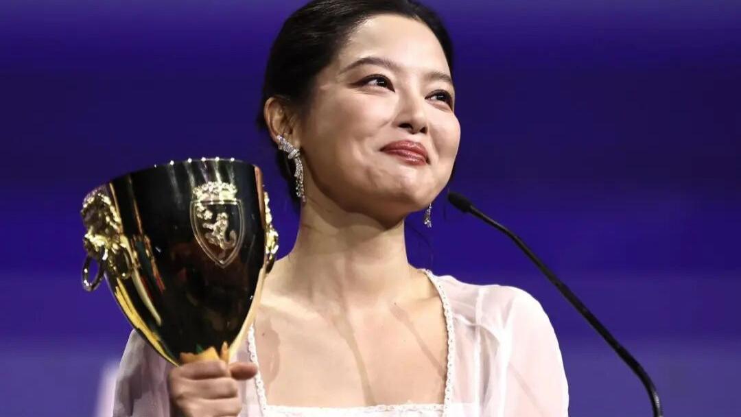 贾木许《父母姐弟》威尼斯金狮奖！辛芷蕾获影后激动感言