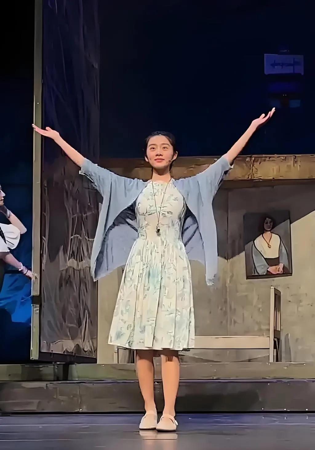2025年8月23日，19岁的黄多多与何炅合作出演话剧《水中之书》，她在剧中饰演