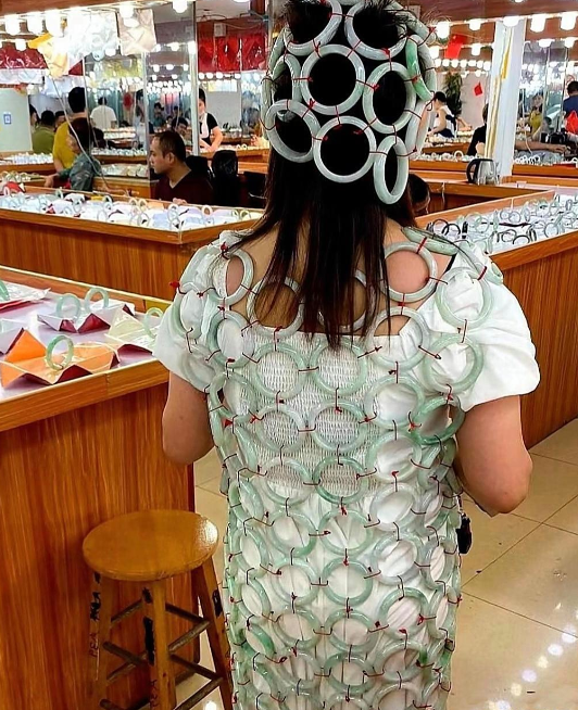 小心翼翼跟了她一路，一个也没掉下来

