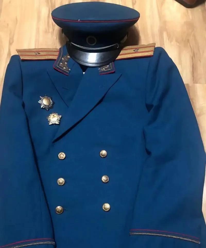 1955年首次授衔时，校官以上军官被授予了55式礼服。这种礼服主要用于重大礼仪场