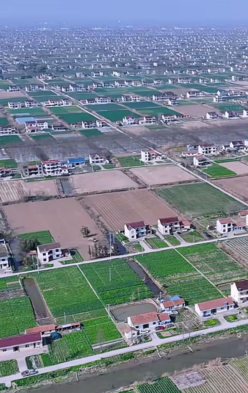 今天路过江苏省如东县，很好奇这边的农村为啥都建在农田里，搞的这么分散太浪费了，集