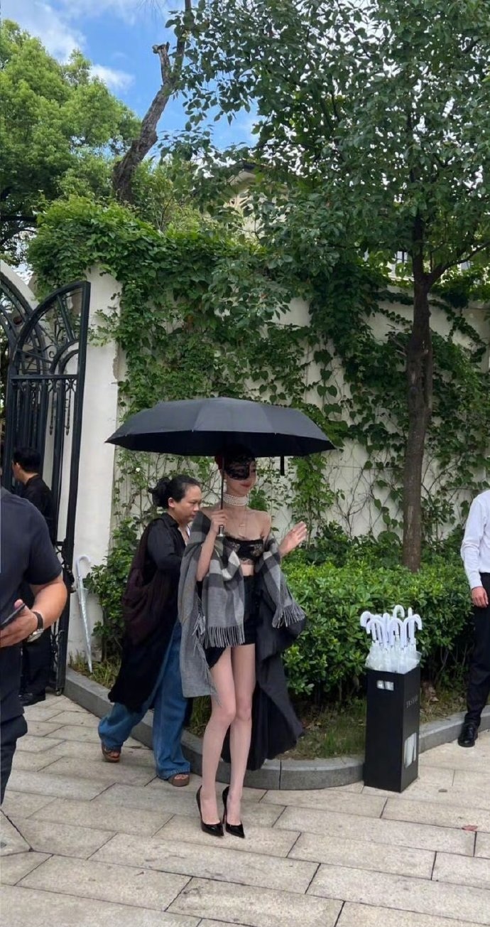 易梦玲这身穿着有点怪，不过​​造型真的好绝 ​​！
