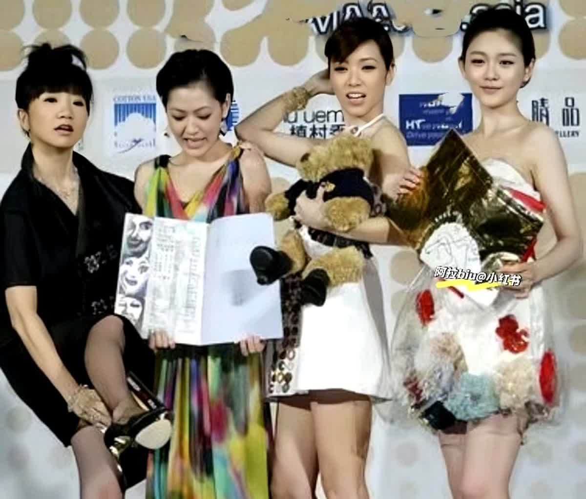 女明星的表现力合照见分晓！

这张大s、侯佩岑、小s、陶晶莹的合照，陶晶莹靠
