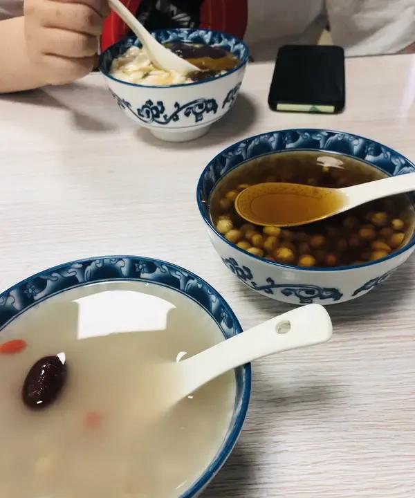 小王和小李许久未曾相见了，一日，两人在超市邂逅，小王便邀请小李去她家玩，小李说：