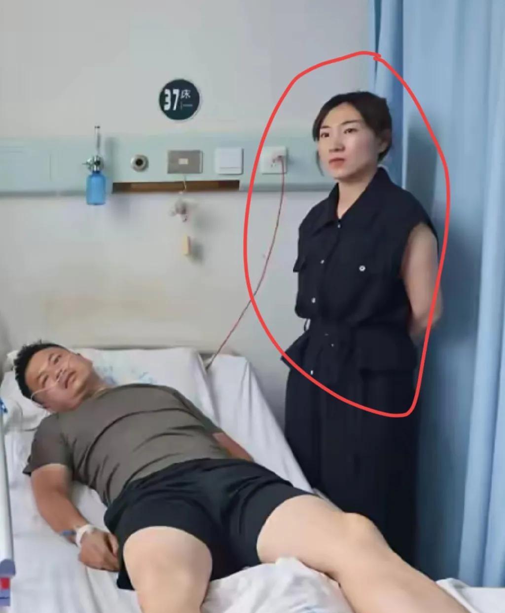 这应该就是英雄张伟的妻子吧，一看就知书达理，温柔体贴。她眼中的担忧和疼惜溢于言表