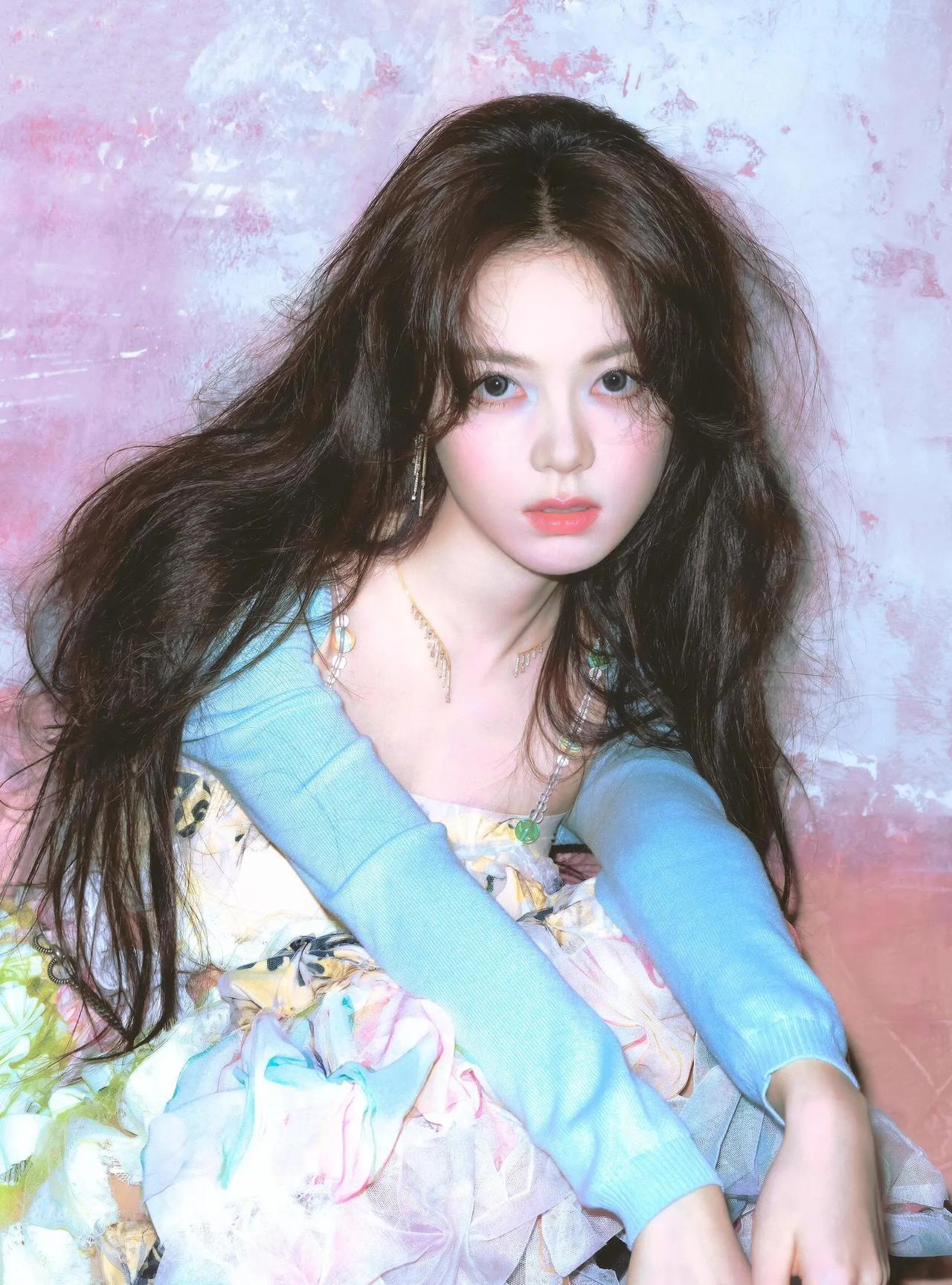 赵今麦这个造型美得像油画少女，鲜活且充满生命力
这个色调简直绝了好适合夏天，在众