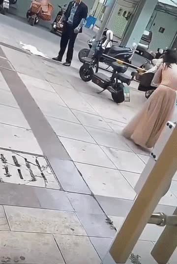 吵归吵，闹归闹，女子不该脱掉上衣“开玩笑”。


人首先要爱自己，一个不尊