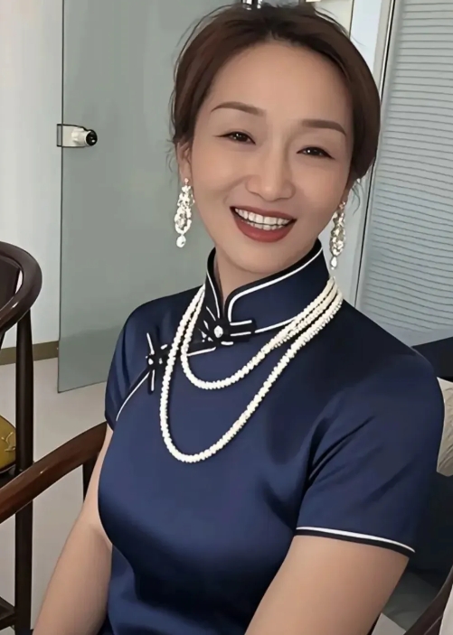 大伙儿都在网上喊，说一定要把浩男妈妈的这张照片，直接发给那个姓谢的！

还说以后