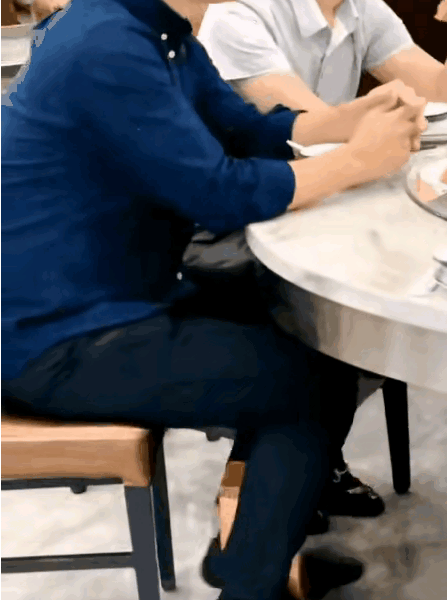 夫妻赴喜宴，烟酒能顺走。
夫妻俩赴约朋友的喜宴，在大吃大喝的同时，妻子借起身夹菜