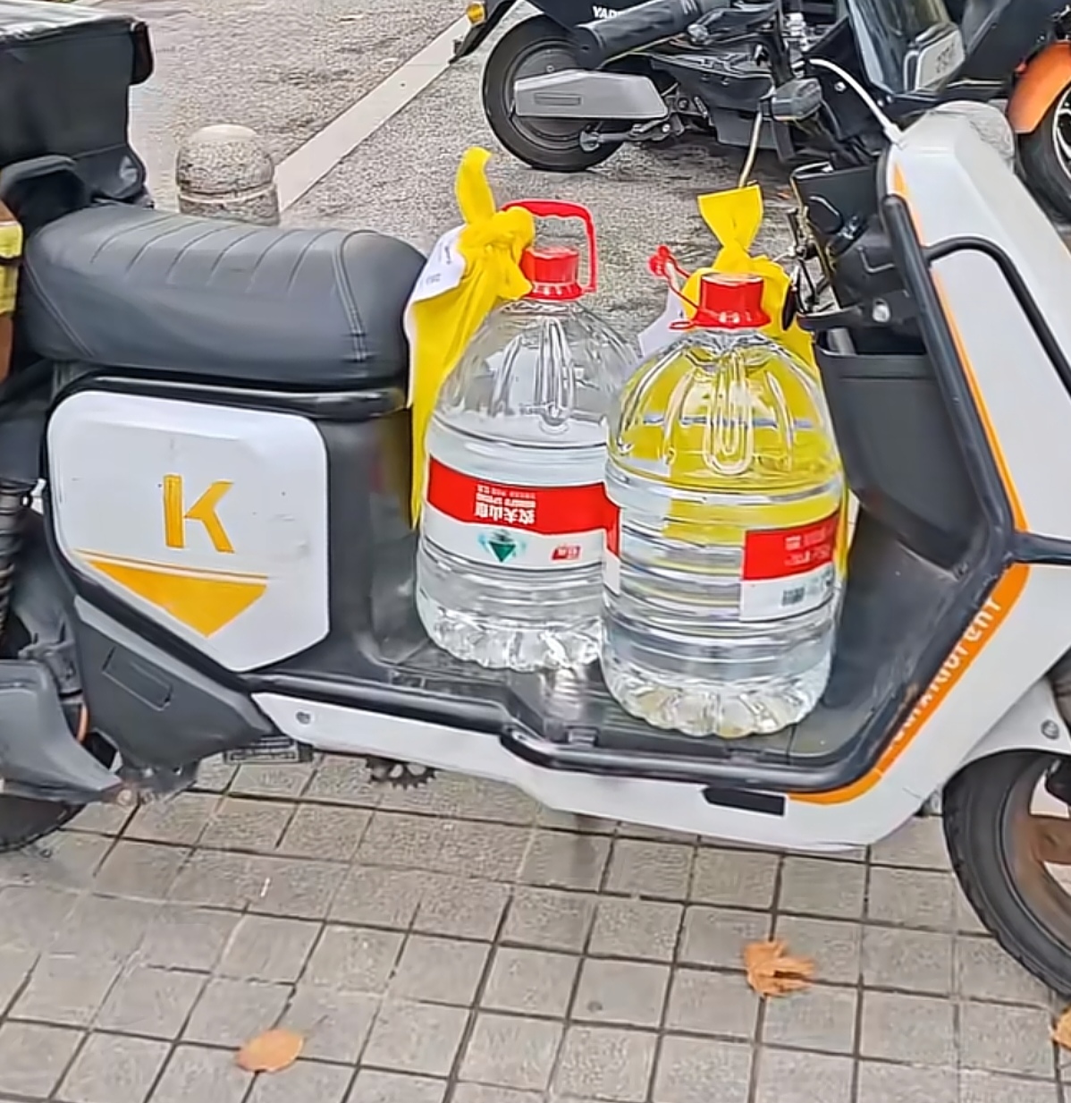 如果你接到了这样的订单，两桶5升的饮用水，而小区又不让骑行，顾客的位置又在小区最