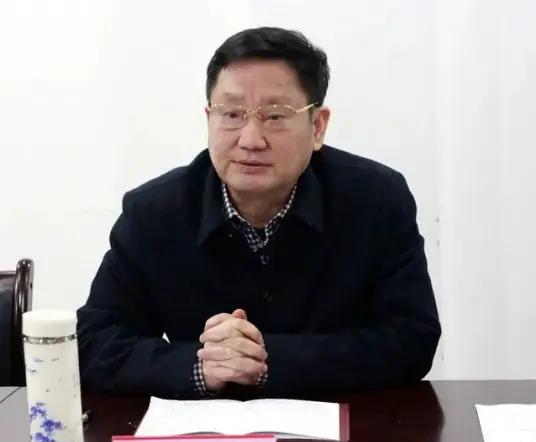 宜宾原纪委书记向辉礼，家中藏匿赃款放到发霉，送情妇1200万又被其检举。
202