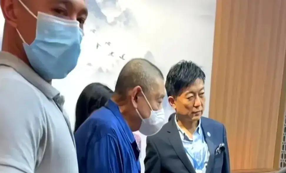 74岁的大刘刘銮雄惊现红旗车展，三个保镖黑裤灰T配白毛巾，推着轮椅寸步不离，这阵