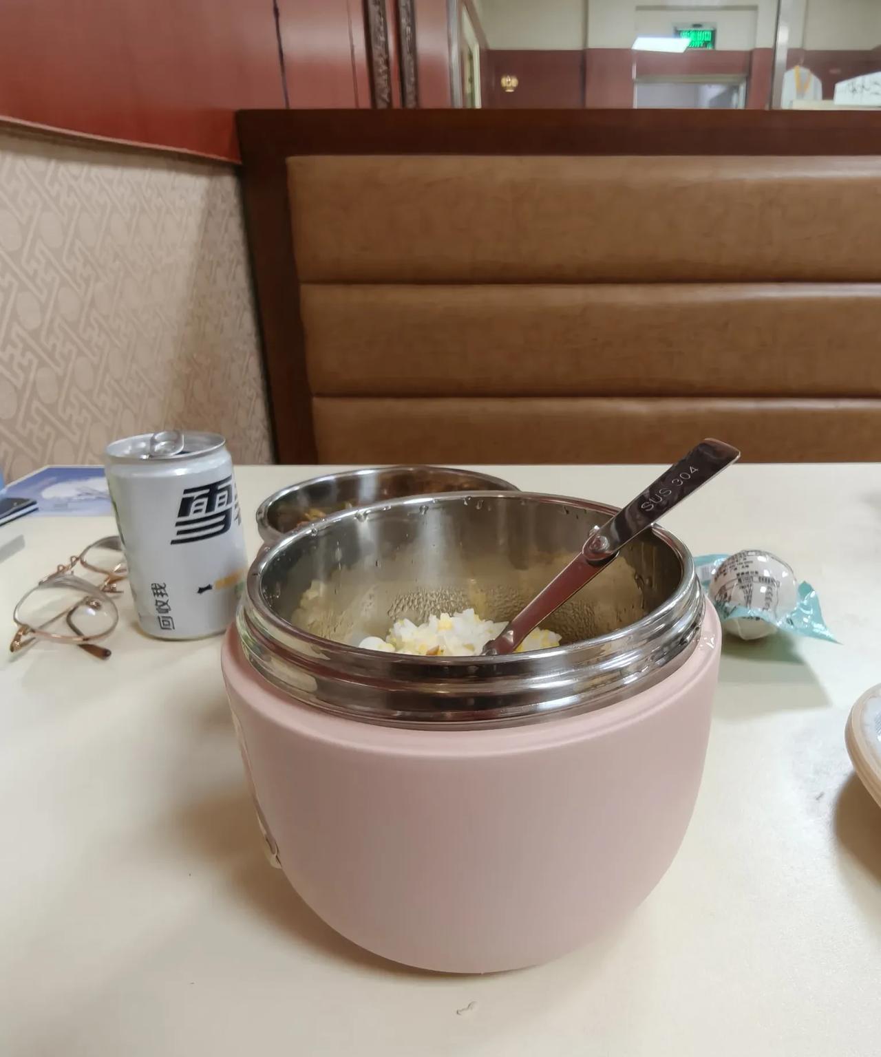发现了没有
现在很多上班族都带饭
一是外卖不健康
二是为了省钱
这两个理由是最充