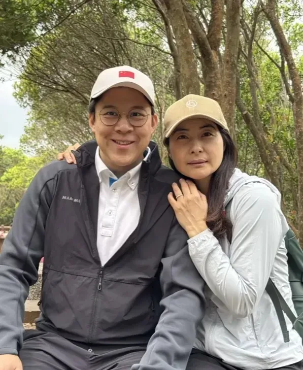 清明假期，郭晶晶霍启刚带两个女儿一家四口爬山照曝光！霍启刚带着印有五星红旗的太阳