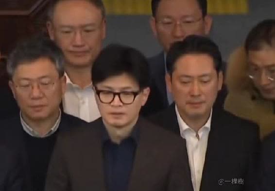 韩国政坛，国民力量党前党首韩东旭被特检组传唤调查，这是执政党共同民主党要赶尽杀绝