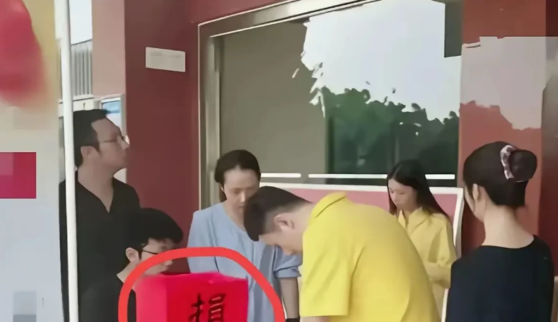 村民这一巴掌，重重扇痛了公益机构的脸。 
 
好不容易凑齐十二万救命钱送去，竟发