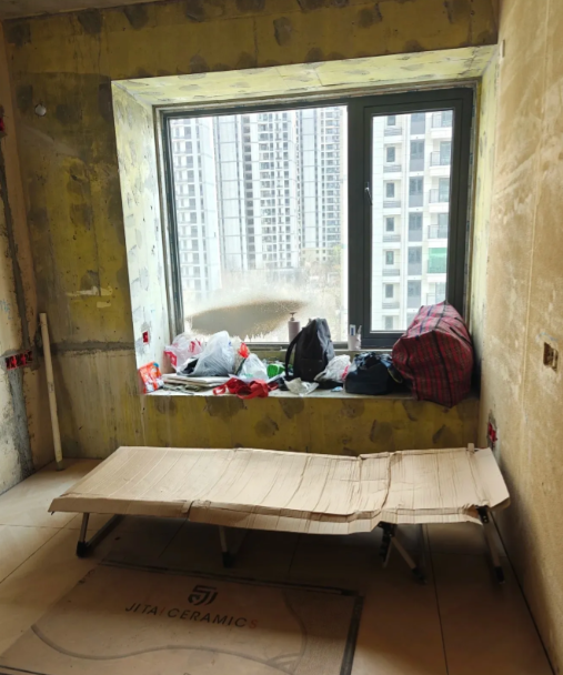 傻眼了，装修师傅直接住我新家了，我该怎么办？
