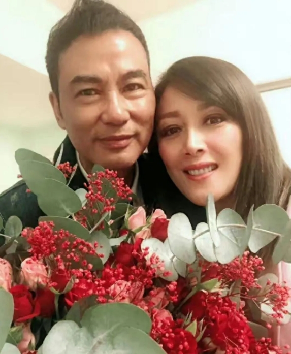 港星任达华与妻子琦琦的爱情故事和家庭生活，包括从丁克夫妻到父母的转变，以及他对家