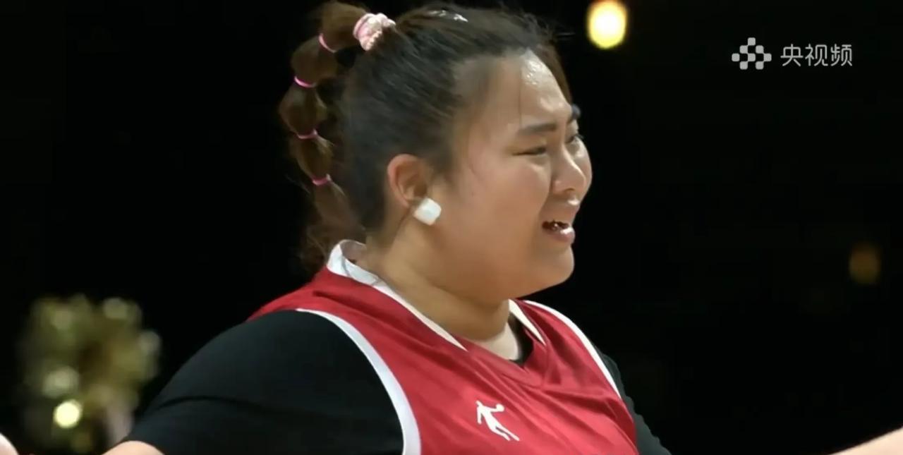 #戴耳坠会影响球员进国家队吗#从李梦的花里胡哨，化妆，描眉，绘指甲来看，戴耳坠也