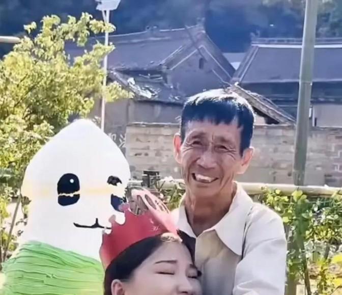 1997年，河南一个50岁光棍，捡回1名女婴。不料，送她读书后，她竟怒问：“穷到
