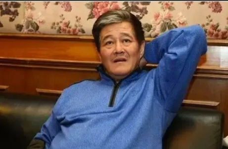 2004年，赵本山的弟子张小飞参加央视小品大赛。演出即将结束的时候，主持人邹德江
