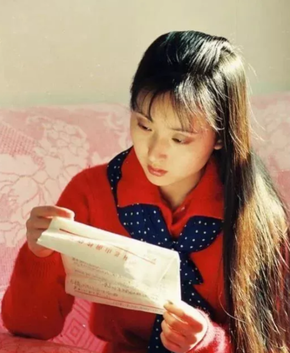 2007年，陈晓旭患上乳腺癌病重，弥留之际，她给好友周岭打去电话，她想要和前夫毕