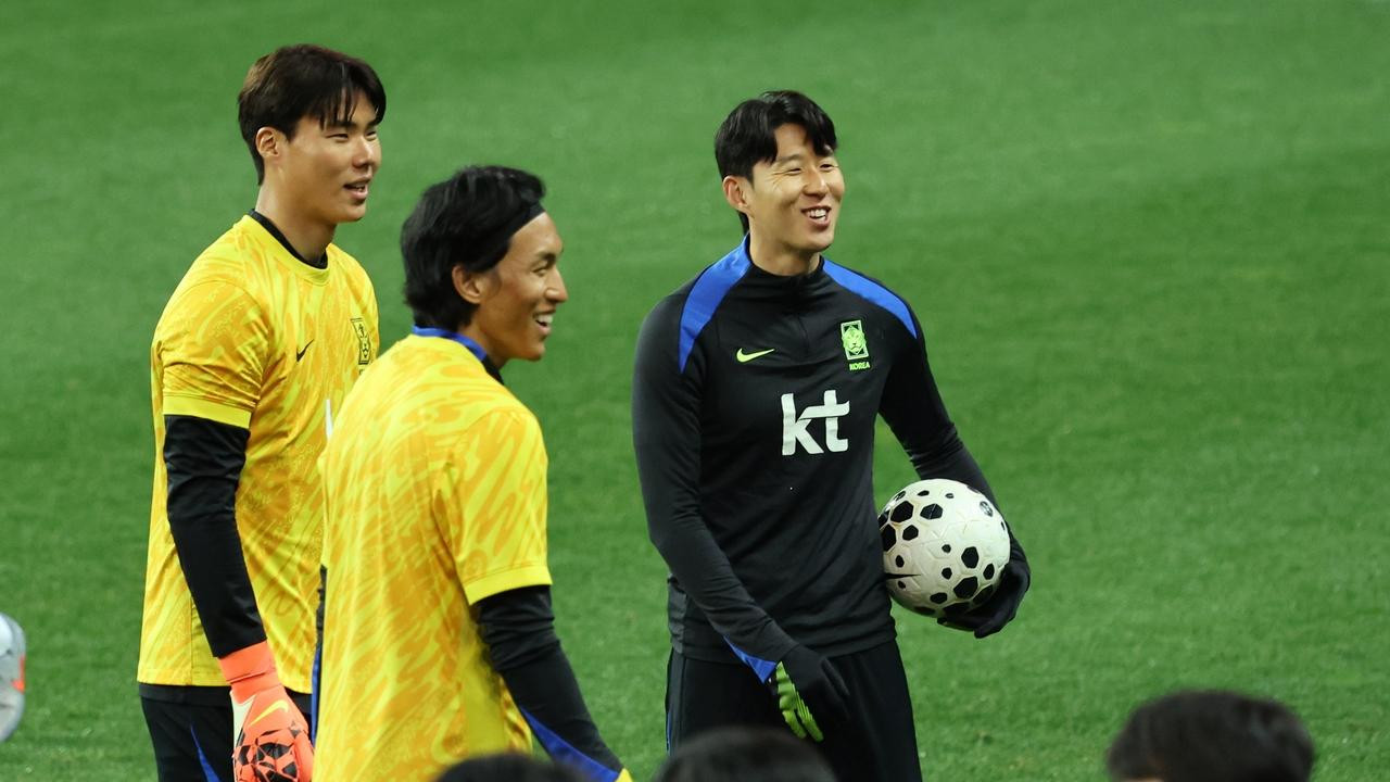 11.15 荷乙，坎布尔今晚能否拿下三分，让我们拭目以待。