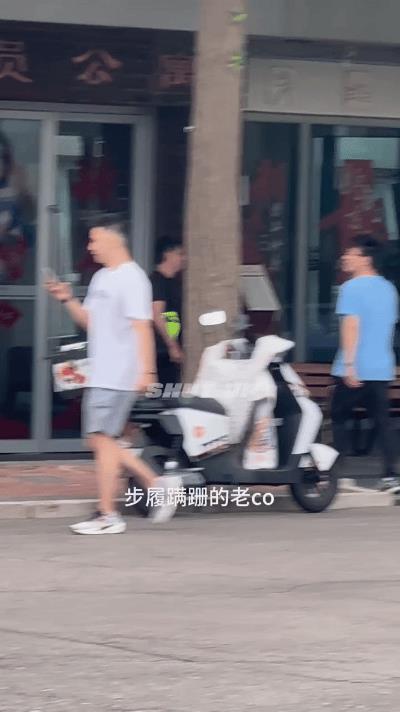 6.27“老太阳”coco上训，腿这是咋啦？
今天上午coco步履蹒跚的走出宿舍