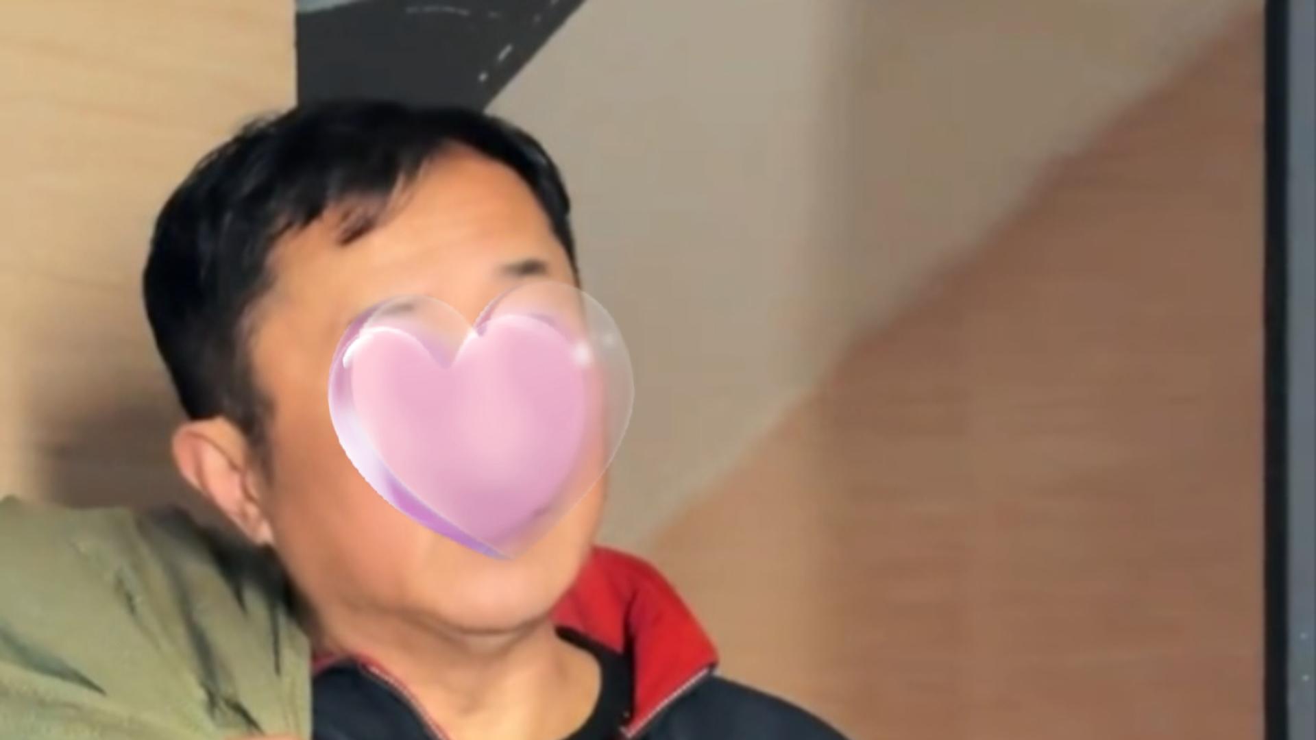 爸爸背来自家种的菜，儿子：“城里超市啥都有，你费这劲干啥