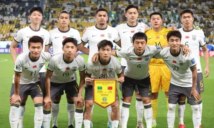 FIFA排名更新：国足跌至世界第94位，亚洲第14位。
球迷热议：看似近10年新