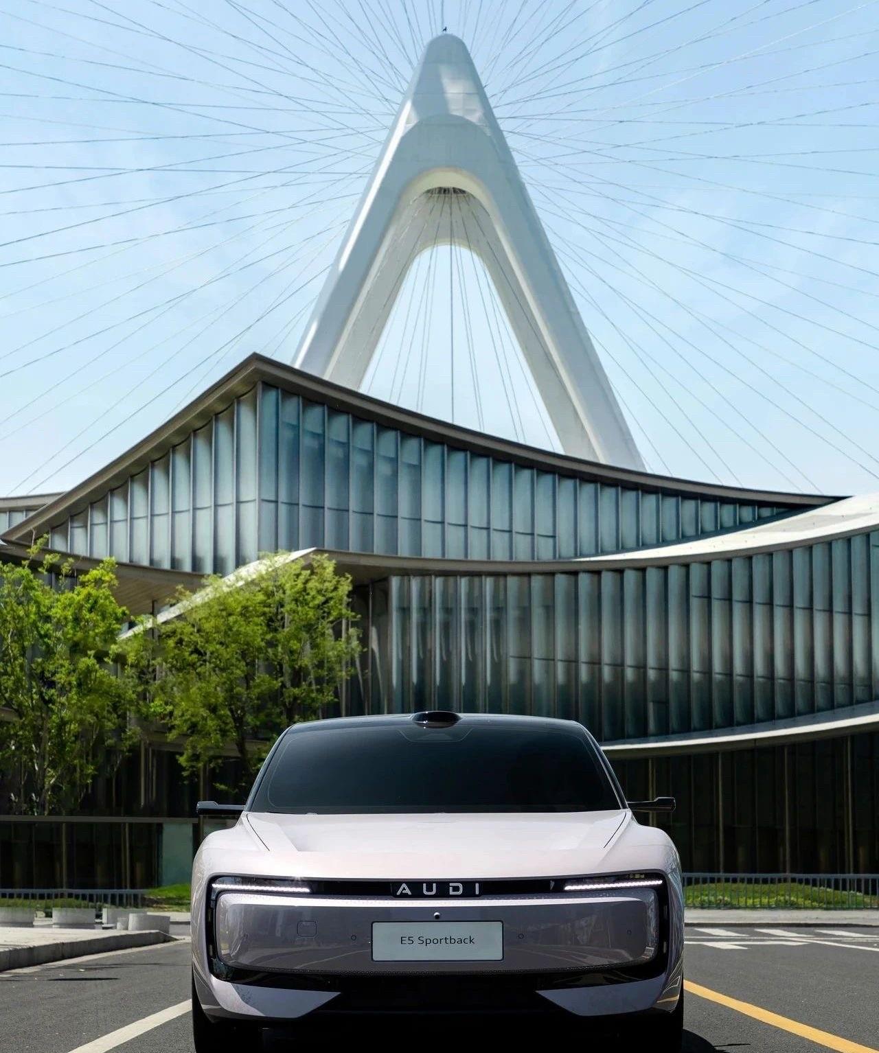 #汽车写真# AUDI E5 奥迪 E5
科技与美学的极致融合
流畅线条勾勒未来