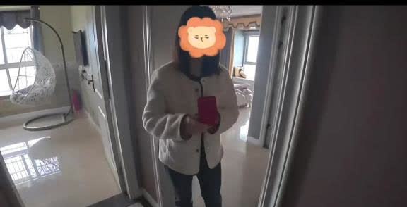 人心险恶，开锁也要摄像头！
开了锁之后女子说没钥匙，要换锁，换锁时候故意走开，