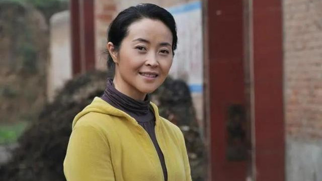 她长相漂亮，出演了100多部影视作品，但知道她名字的人却不多