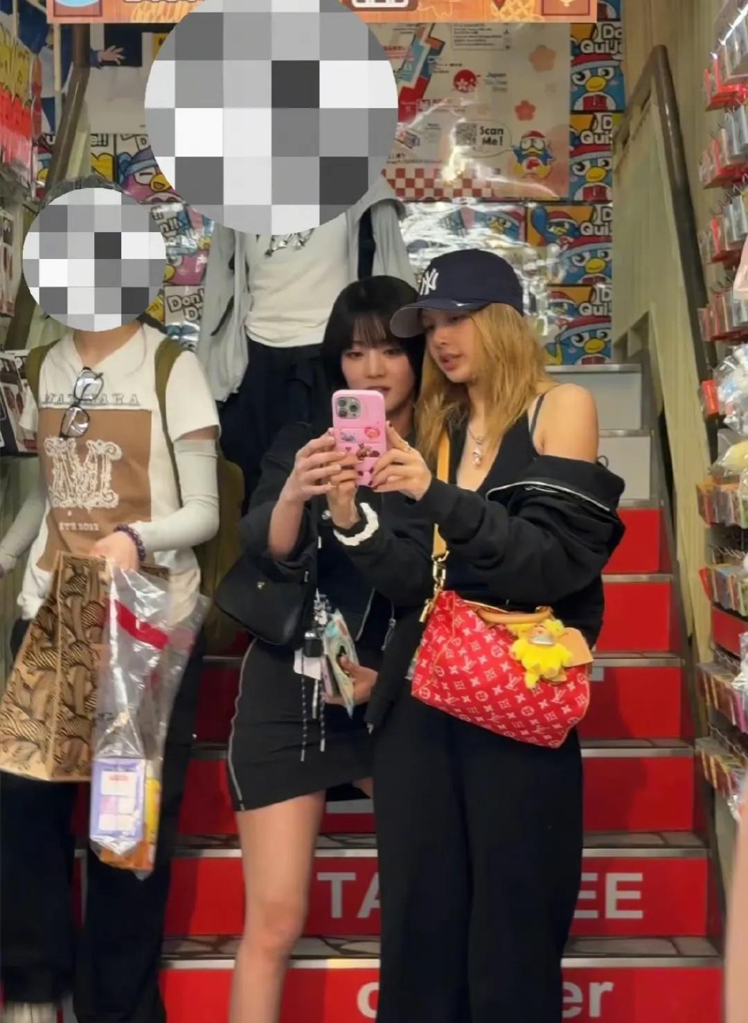 网友偶遇lisa和minnie一起在东京银座逛街